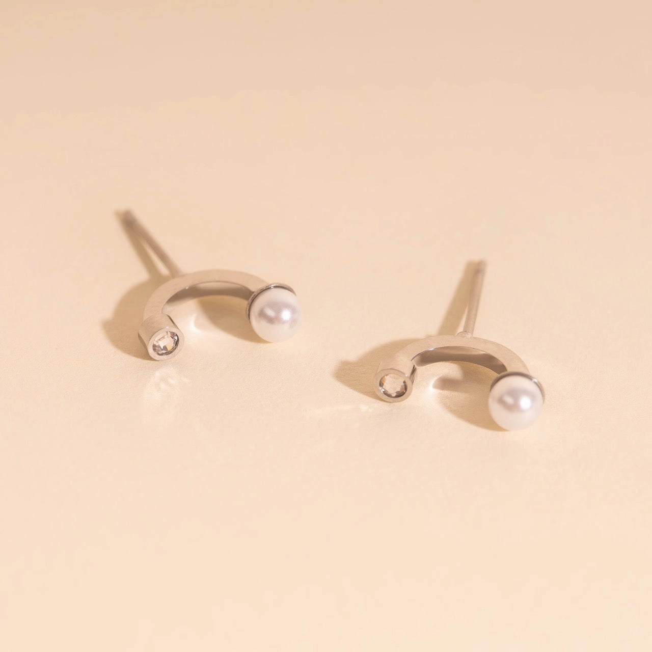 Refined Highlight Arc and Pearl Stud Earrings