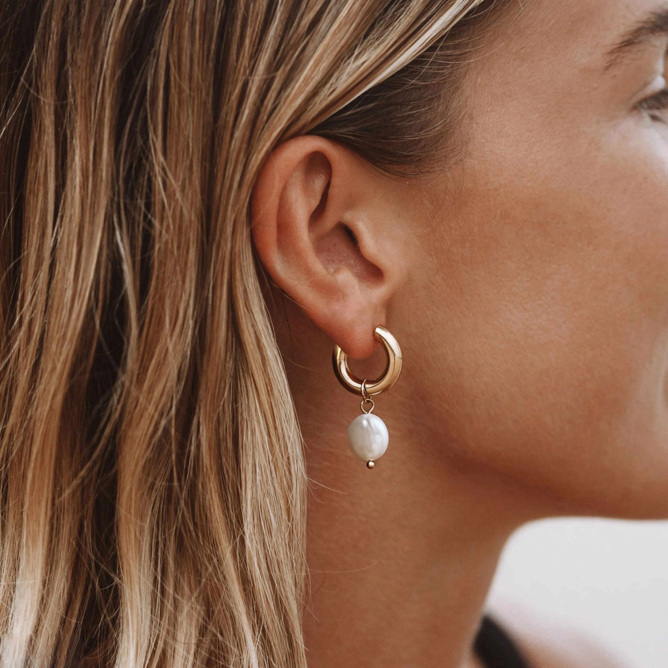 bright light Polished Layer Refined Flow Chunky Pearl Hoops