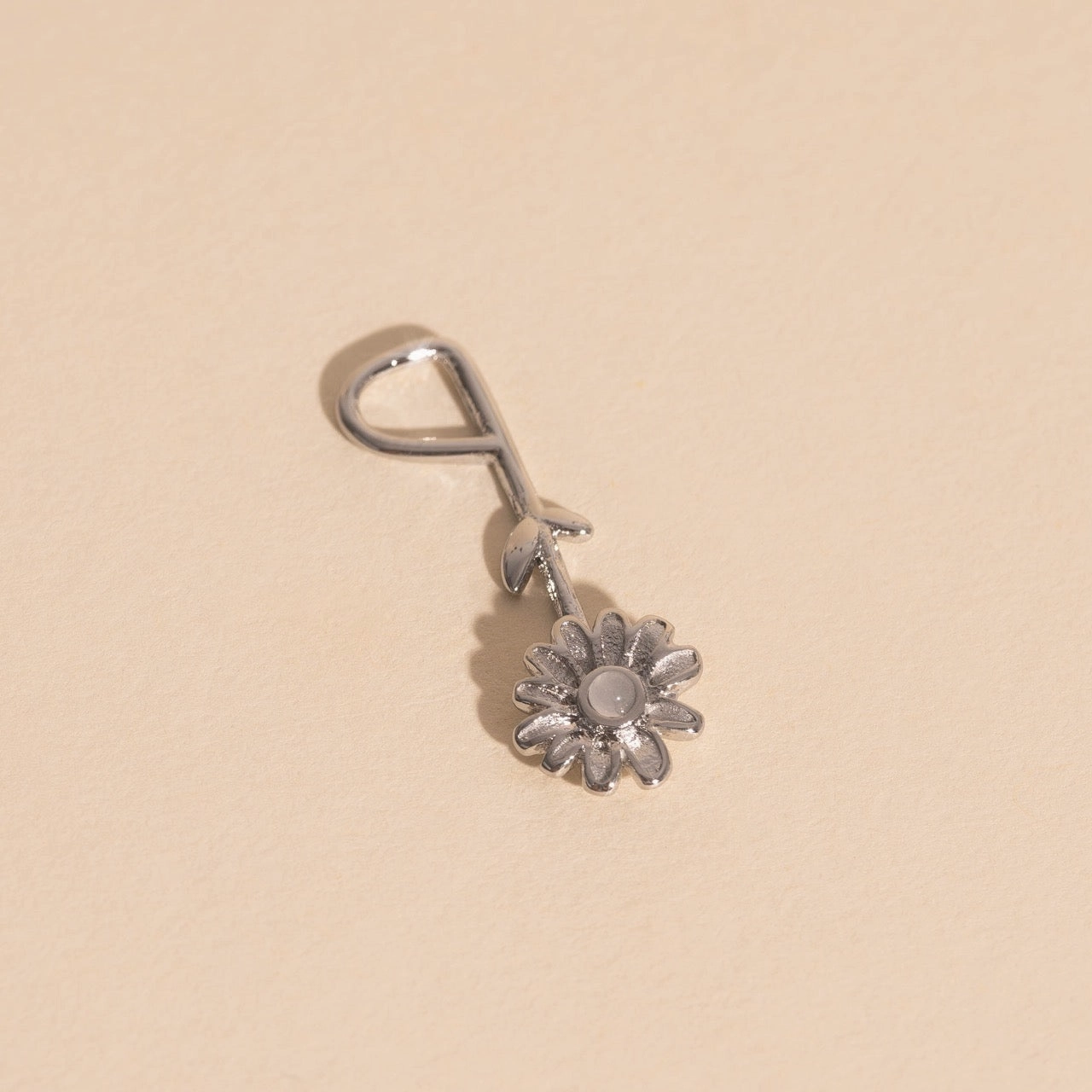 Gleaming Detail Highlight Edge Dainty Daisy Necklace Charm