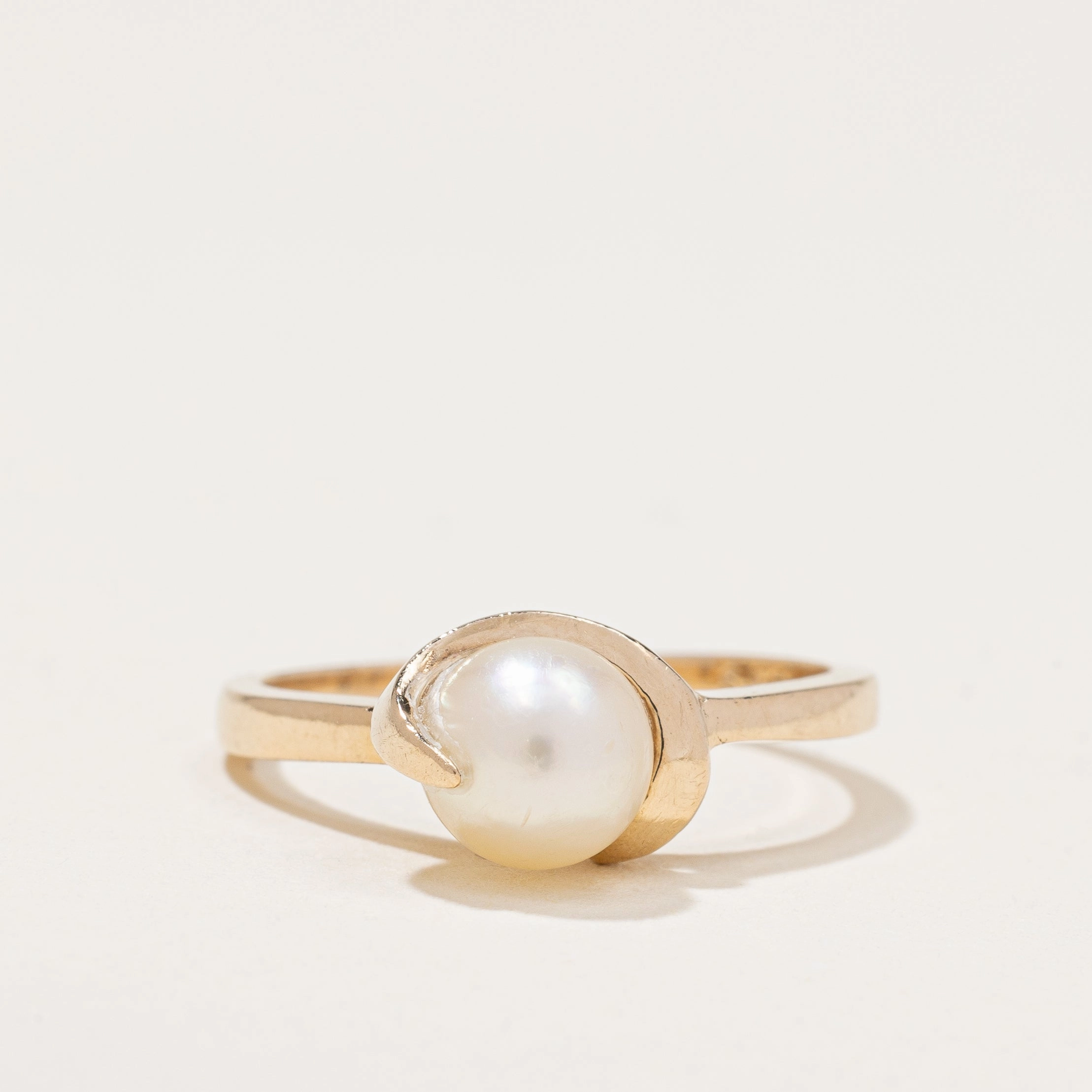 Modern Touch Chic Pulse Gold Twist Pearl Ring | 1.68ct | SZ 5.5 |
