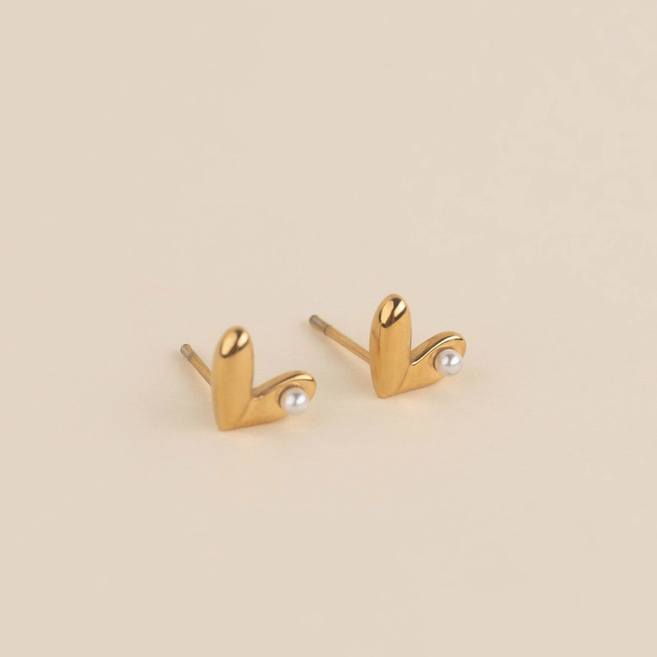 Impeccable Accent Pearl Heart Stud Earrings