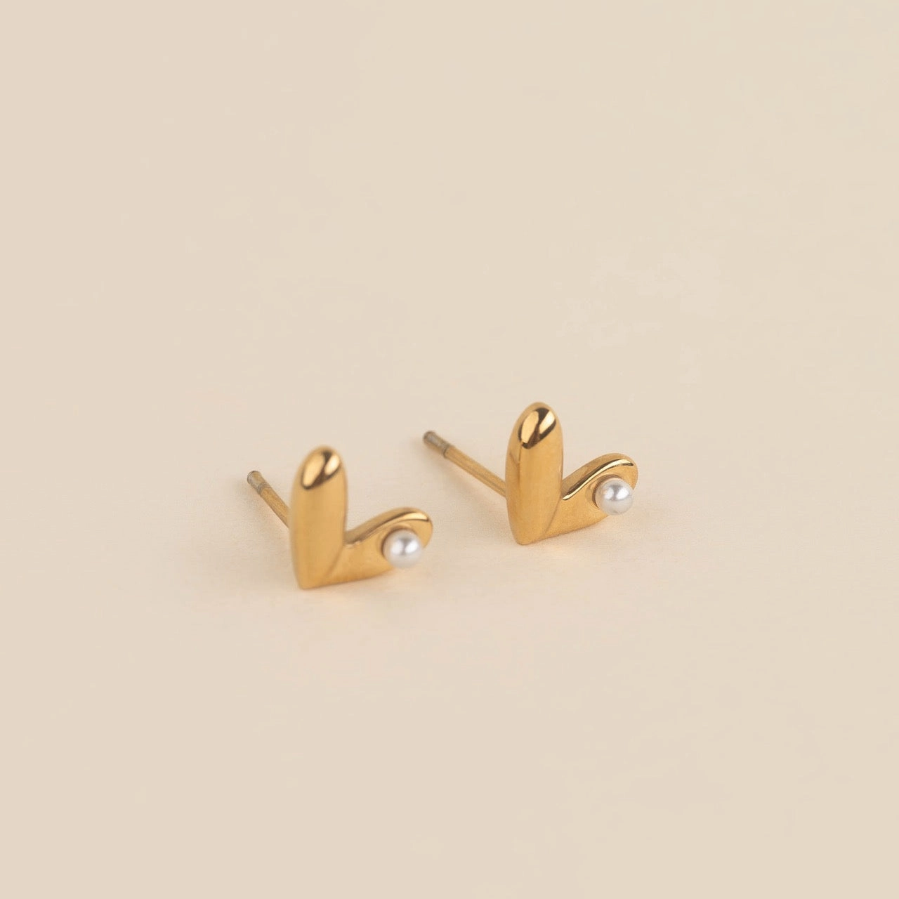 Pearl Heart Stud Earrings Modern pieces