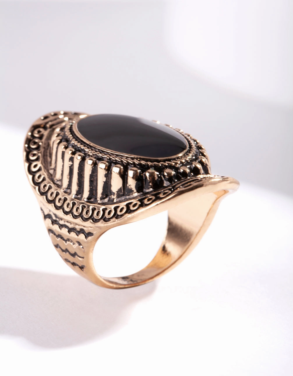 Fashionable Article Antique Gold Oval Etched Border Ring