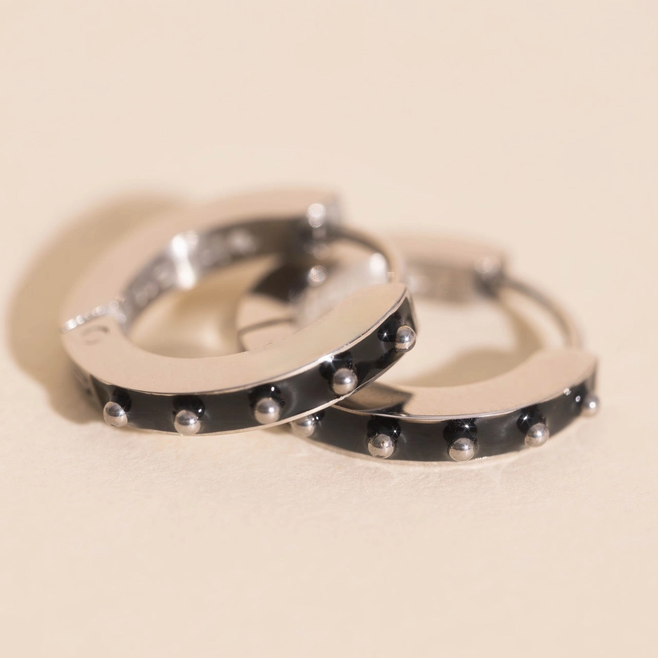 Structured Accent Charming Jewelry Shine Shadow Ridge Huggie Hoop Earrings