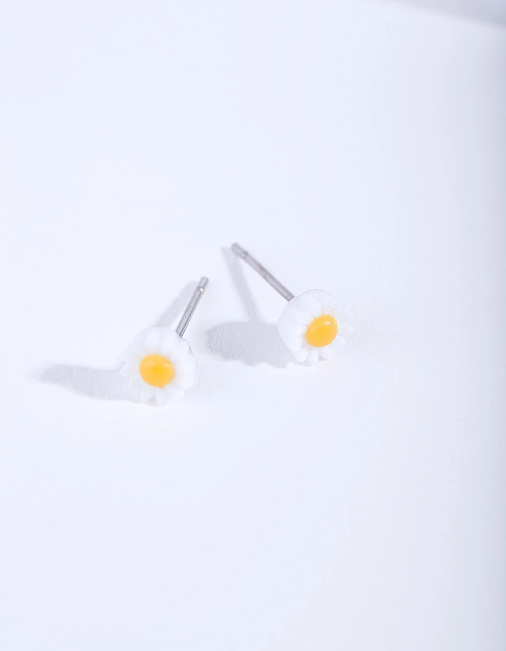 Graceful Ornament Small Daisy Stud Earrings